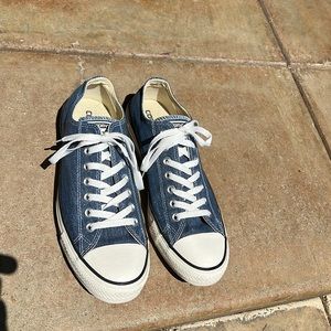 Chuck Taylor All Star Classic Low Top in men’s size 9. Great condition in blue